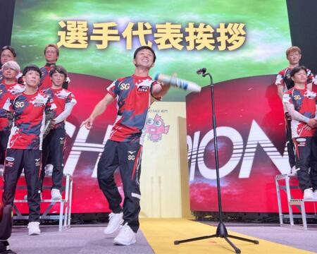 選手代表あいさつを終えて巻き物をファンに投げ入れる菅章哉