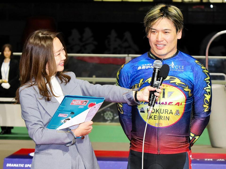 競輪祭を優勝してヒーローインタビューを受ける阿部拓真（右）