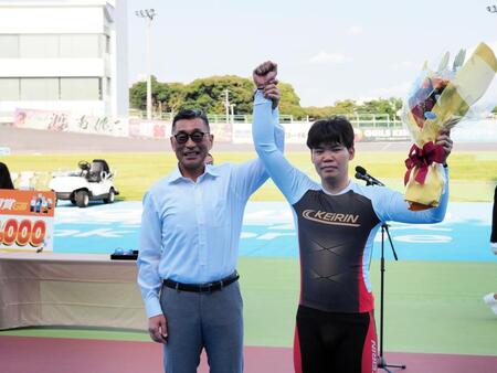 日本競輪選手養成所アドバイザーの滝澤正光氏（左）に祝福される吉田拓矢