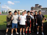 優勝した吉田拓矢を囲む地元記念参加メンバー