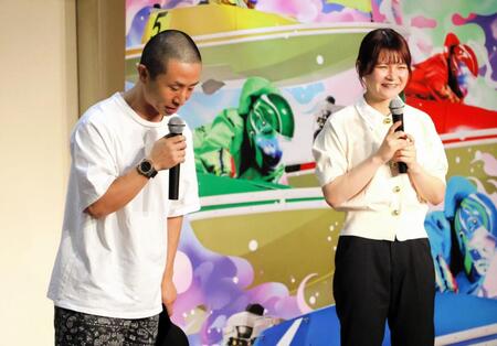 丸坊主でファンに頭を下げる菅章哉。右は田上凜