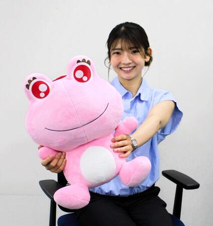 ボートレース尼崎のマスコット「ピンクルちゃん」を手に微笑む登みひ果