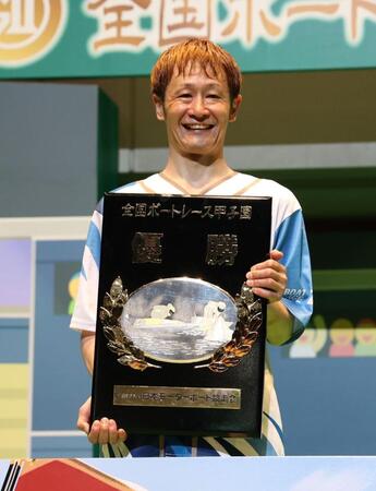 優勝盾を披露する大峯豊