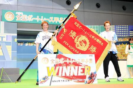 地元の先輩・白井英治（右）と一緒に表彰台で笑顔をみせる大峯豊