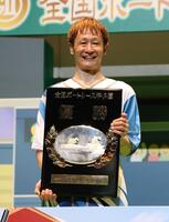 優勝盾を披露する大峯豊
