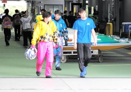 初日１０Ｒで４艇フライングのアクシデント（左は佐藤航、中央は中村魁生）