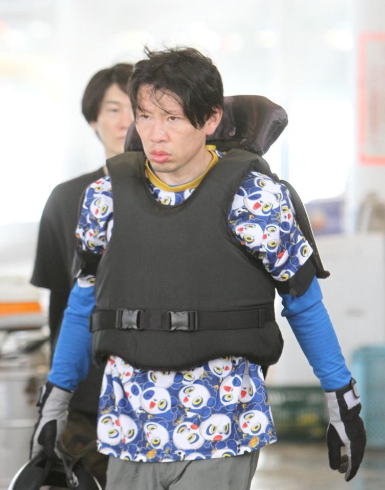 石岡が４８号機を立て直す