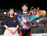 花束を受け取る吉田拓矢（右）＝高知競輪場（撮影・中田匡峻）