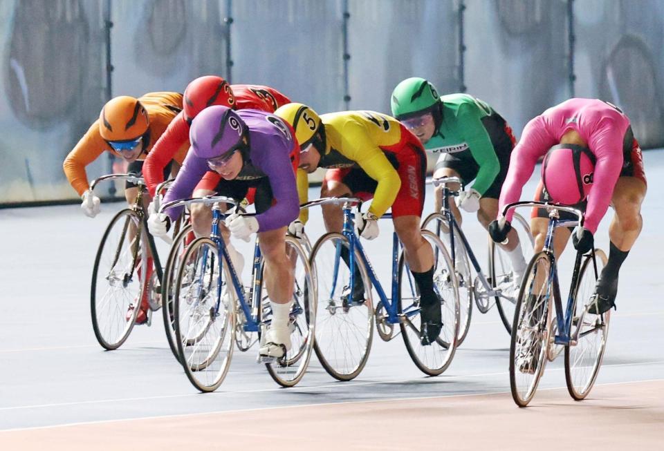 １２Ｒ、１着でゴールした吉田拓矢（中央）