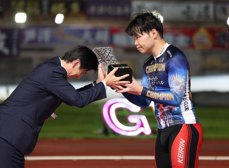 トロフィーを受け取る吉田拓矢＝高知競輪場（撮影・中田匡峻）