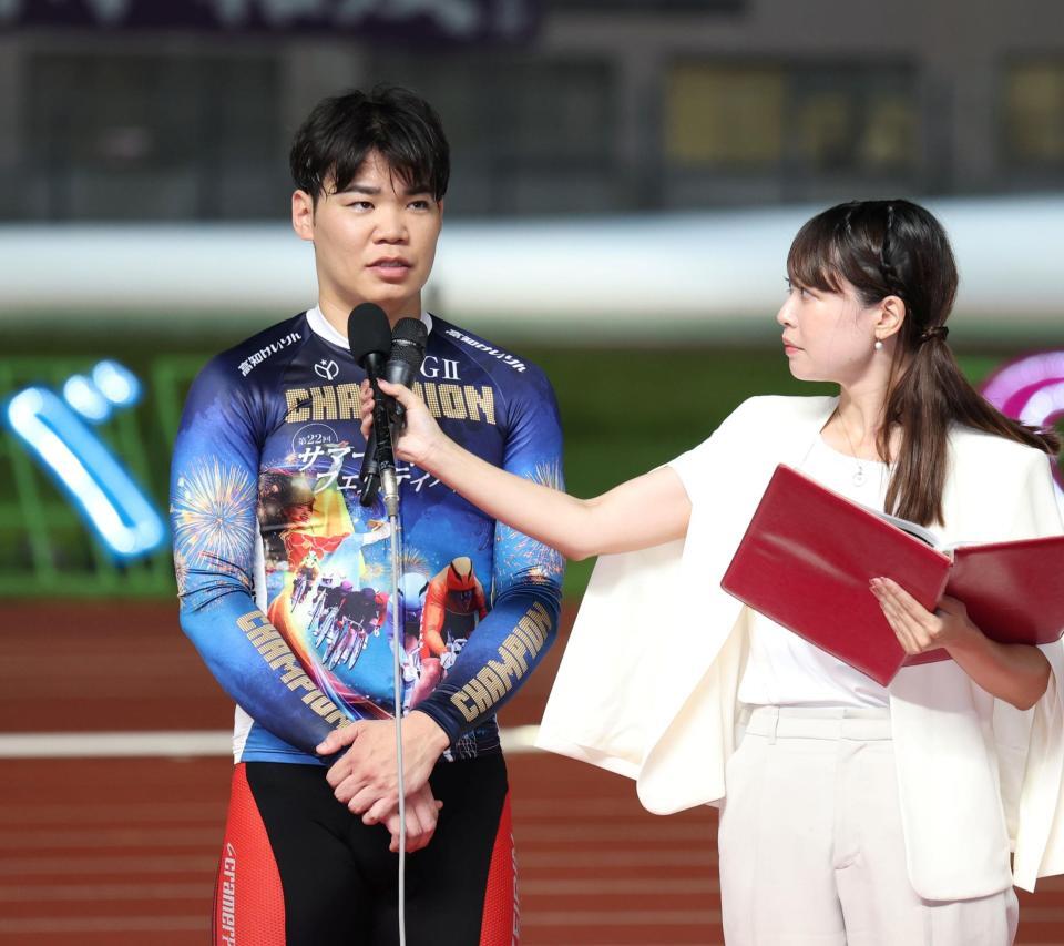 インタビューを受ける吉田拓矢（左）＝高知競輪場（撮影・中田匡峻）
