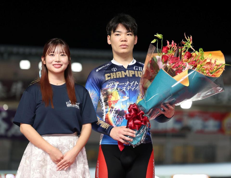 花束を受け取る吉田拓矢（右）＝高知競輪場（撮影・中田匡峻）