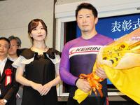 声優の安齋由香里（左）から花束を受け取った深谷知広