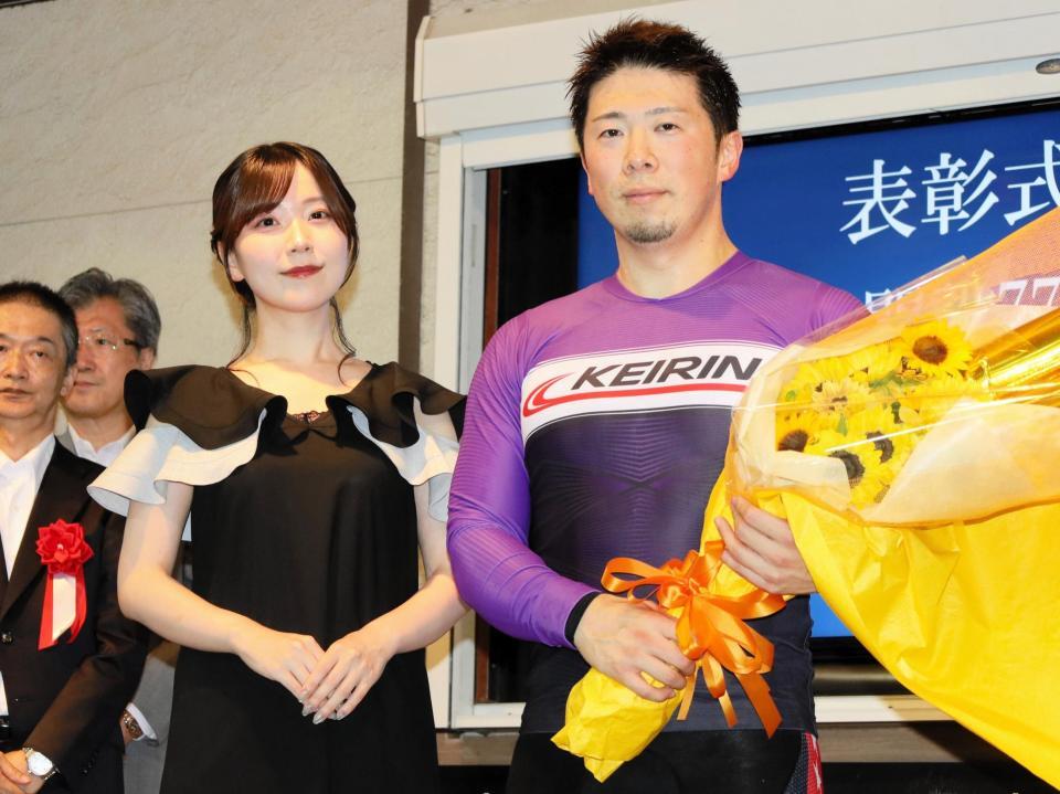 声優の安齋由香里（左）から花束を受け取った深谷知広