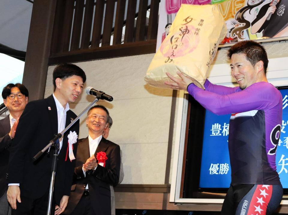 長坂尚登豊橋市長（左から２人目）から豊橋発祥米を受け取った深谷知広（右端）