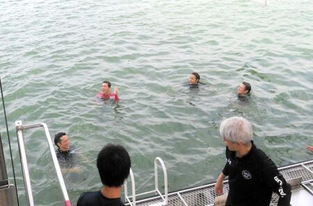 水面に投げ落とされる水神祭を挙げた権藤俊光
