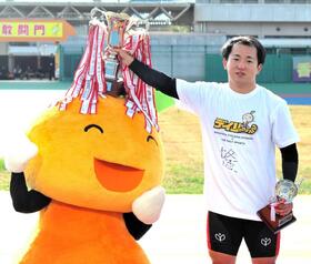 和歌山競輪のマスコットキャラクター、わかちゃんと撮影に応じる中釜章成