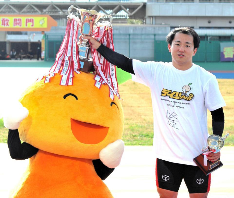 和歌山競輪のマスコットキャラクター、わかちゃんと撮影に応じる中釜章成