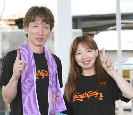 師匠の吉田慎二郎と共に２日目白星を決めた石原凪紗（右）