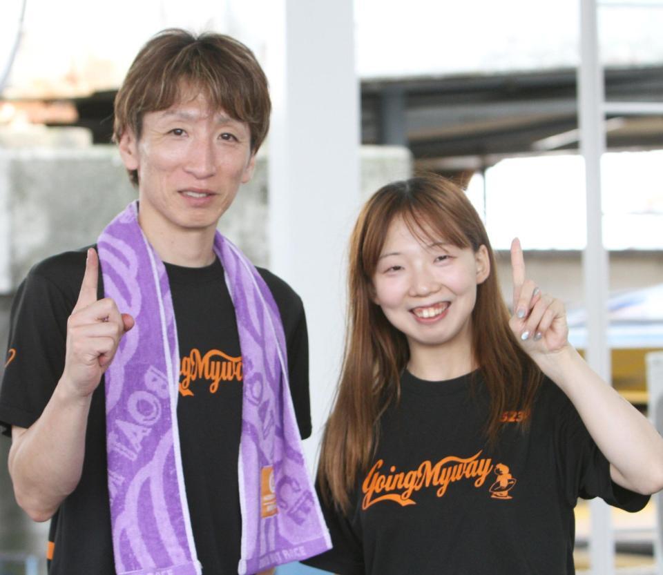 師匠の吉田慎二郎と共に２日目白星を決めた石原凪紗（右）