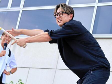 トークショー出演中にモノマネを披露した今成亮太氏