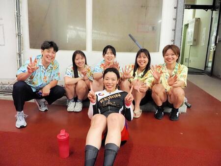 同期（左から柳原真緒、黒沢夢姫、佐伯智恵、梶原百香、那須萌美）に祝福される女子オールスター競輪連覇を達成した佐藤水菜