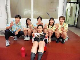 同期（左から柳原真緒、黒沢夢姫、佐伯智恵、梶原百香、那須萌美）に祝福される女子オールスター競輪連覇を達成した佐藤水菜