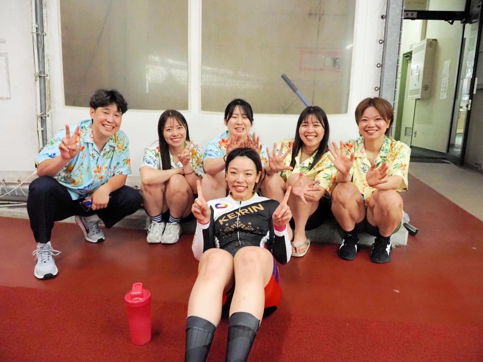 同期（左から柳原真緒、黒沢夢姫、佐伯智恵、梶原百香、那須萌美）に祝福される女子オールスター競輪連覇を達成した佐藤水菜