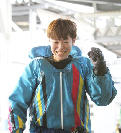 初優出を決めガッツポーズの佐藤永梧