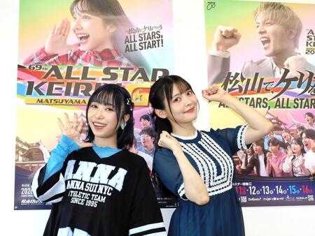 今シリーズのポスタービジュアルと同じポーズを取る小林愛香（左）、上坂すみれ
