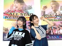今シリーズのポスタービジュアルと同じポーズを取る小林愛香（左）、上坂すみれ