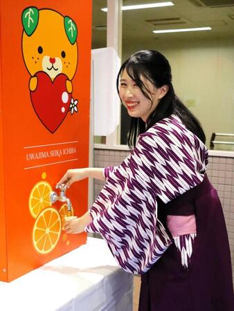 蛇口からみかんジュースを体験する藤井美優さん