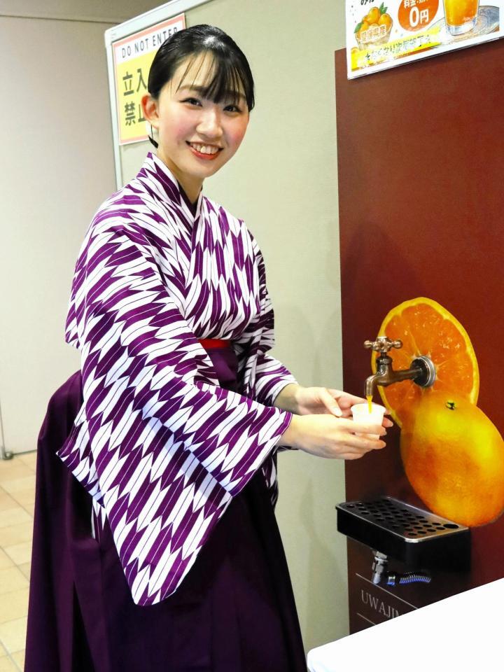 蛇口からみかんジュースを体験する土居夏恋さん