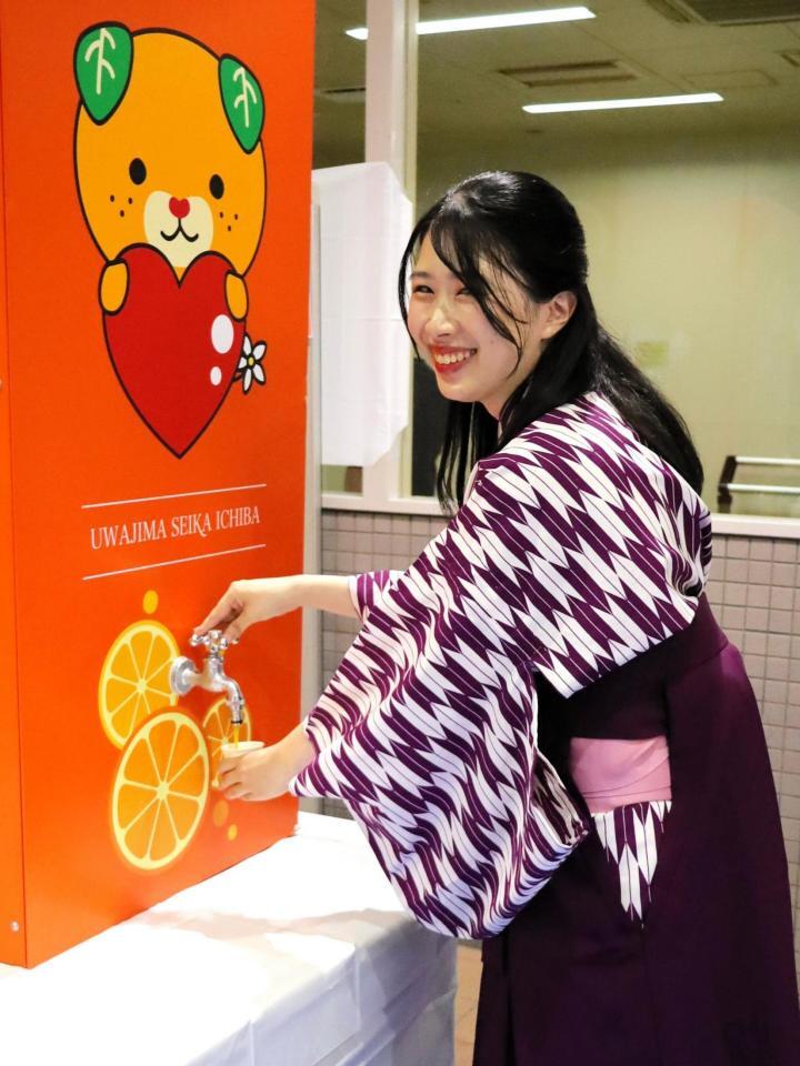 蛇口からみかんジュースを体験する藤井美優さん