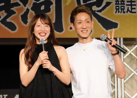 夫婦仲良くトークショーを開催した佐藤翼（右）と土屋南