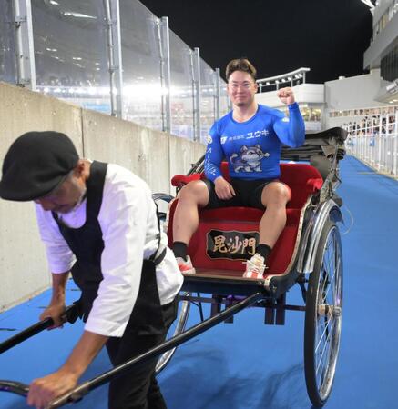 人力車で引き上げる犬伏＝松山競輪場（撮影・金居みつよし）