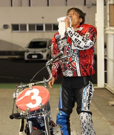 優勝し、美味しそうに水を飲み干す青山周平