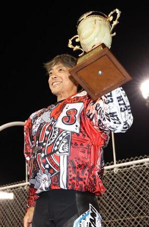 優勝カップを掲げる青山周平