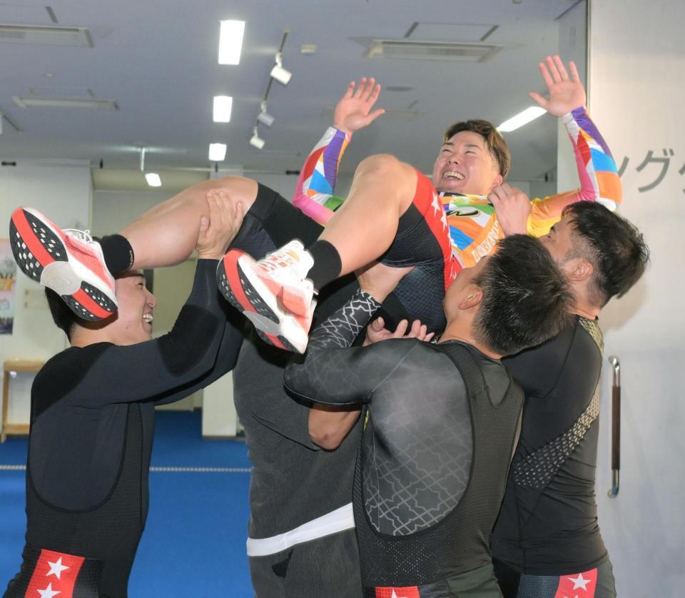 仲間に胴上げされる