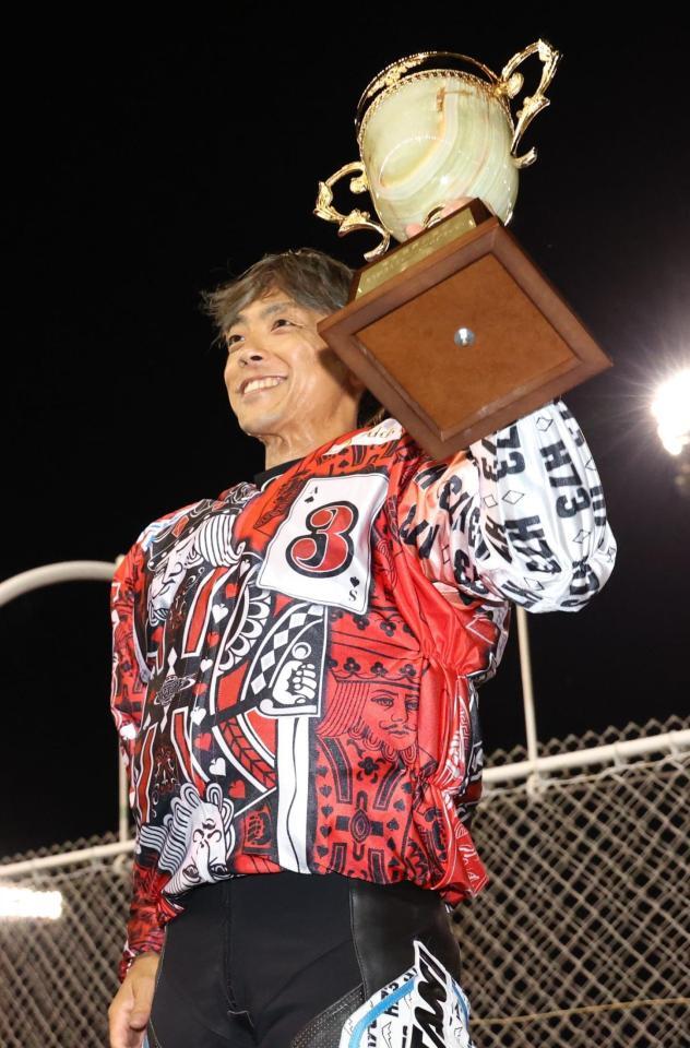 優勝カップを掲げる青山周平