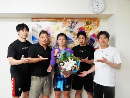 優勝した渡部幸訓（中央）を囲む福島勢。左から小松崎大地、金成和幸、１人おいて、小野大介、五十嵐綾