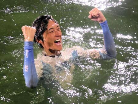 水神祭でガッツポーズをみせる峰竜太