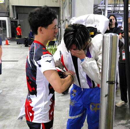 レースを終え、号泣する峰竜太（右）と握手を交わす毒島誠