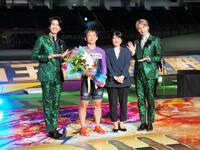 プレゼンターの風鈴・翔司、渡部幸訓、小川晶前橋市長、風鈴・拓也