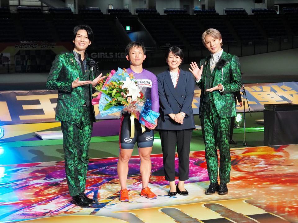 プレゼンターの風鈴・翔司、渡部幸訓、小川晶前橋市長、風鈴・拓也