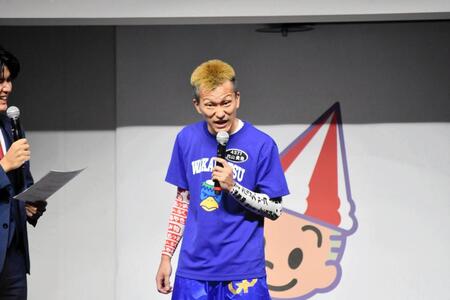 優勝戦出場選手インタビューで会場を盛り上げる西山貴浩