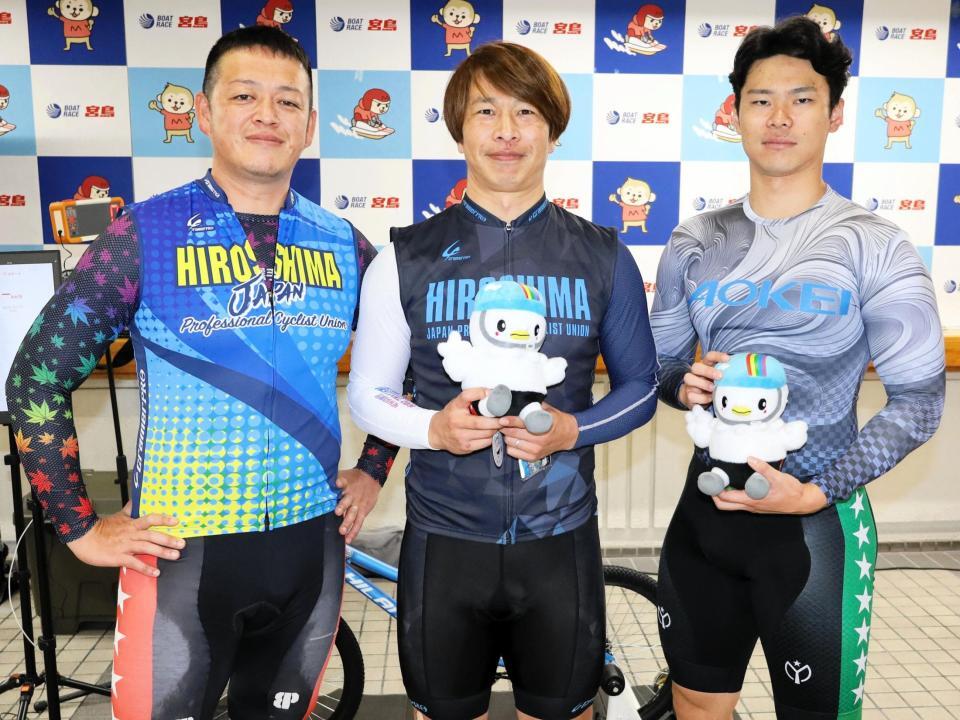 Ｇ３開催中のボートレース宮島に設置されている広島競輪ＰＲブースで対応中の三登誉哲（左）、大川龍二（中央）、伊藤涼介
