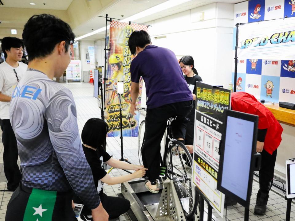 スピードチャレンジ実施中の広島競輪ＰＲブース