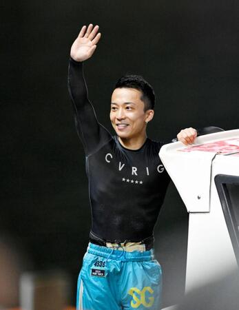 優勝し、観客の声援に応える宮之原輝紀＝ボートレース若松