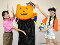 ハロウィーン仕様で活動中（左から）相良舞さん、後頭部がカボチャの九ちゃん、ＫＡＷＡＳＡＫＩハニーの十文字智花さん